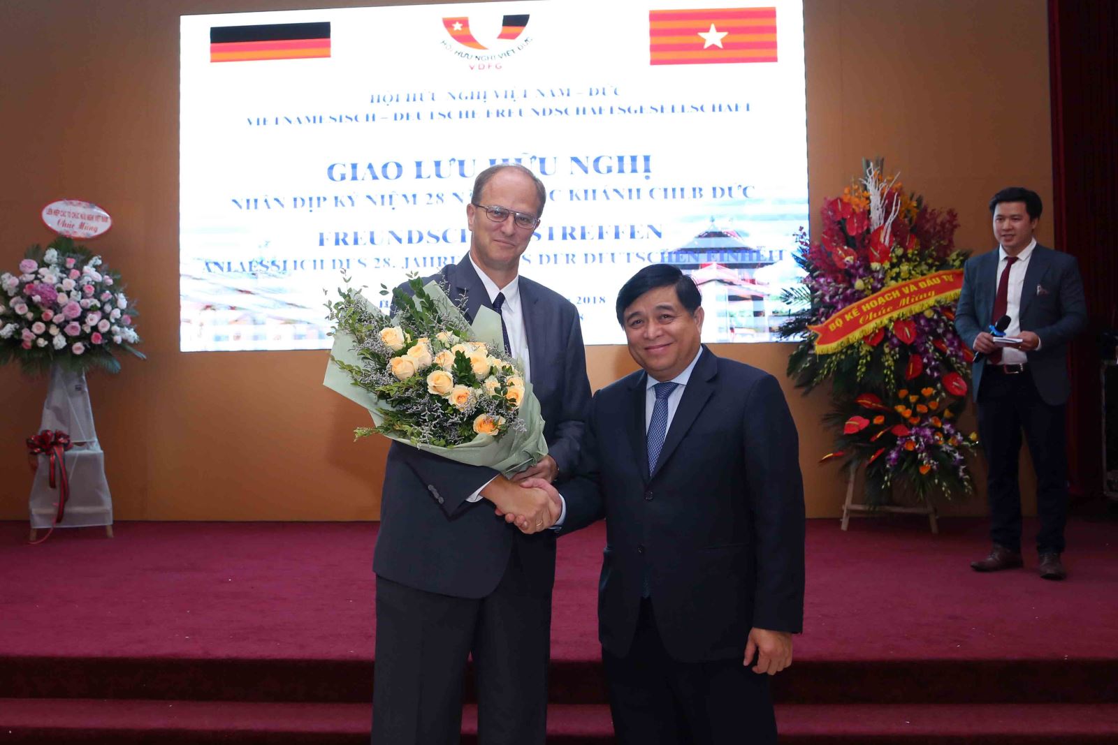 Bộ trưởng Nguyễn Chí Dũng chúc mừng Đại sứ Christian Berger nhân Kỷ niệm 28 năm Ngày Quốc khánh CHLB Đức. Ảnh: MPI