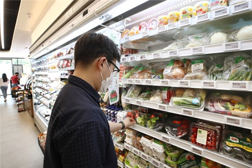 Người dân mua sắm tại một siêu thị ở Hàn Quốc. (Nguồn: Yonhap) 