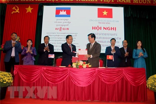 Ông Thang Sa Vun (giữa, trái), Tỉnh trưởng tỉnh Mondulkiri (Campuchia) và ông Hồ Văn Mười (giữa, phải), Chủ tịch UBND tỉnh Đắk Nông) ký kết Thỏa thuận hợp tác giữa hai địa phương. (Ảnh: Hưng Thịnh/TTXVN)
