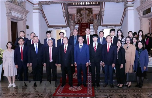 Chủ tịch Ủy ban Nhân dân Thành phố Hồ Chí Minh Phan Văn Mãi và ông Jonathan Choi, Chủ tịch Tập đoàn Sunwah, Hong Kong (Trung Quốc) cùng các đại biểu chụp ảnh lưu niệm. (Ảnh: Xuân Khu/TTXVN)