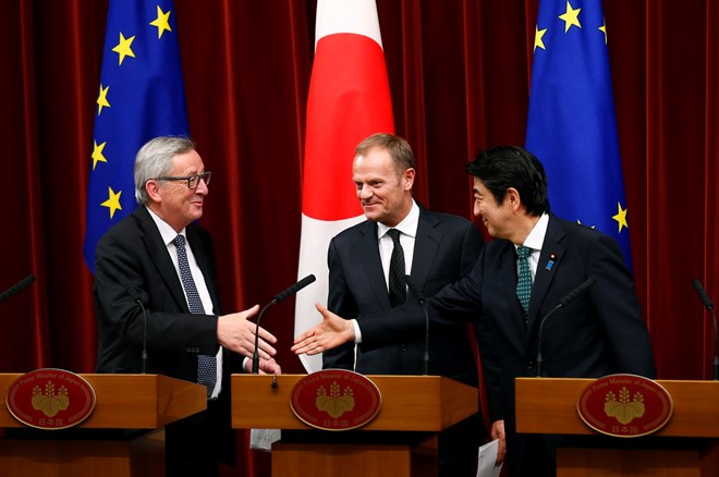 https://img.vietnamplus.vn/t660/Uploaded/bokttj/2016_05_04/shinzo_abe_JeanClaude_Juncker.jpg